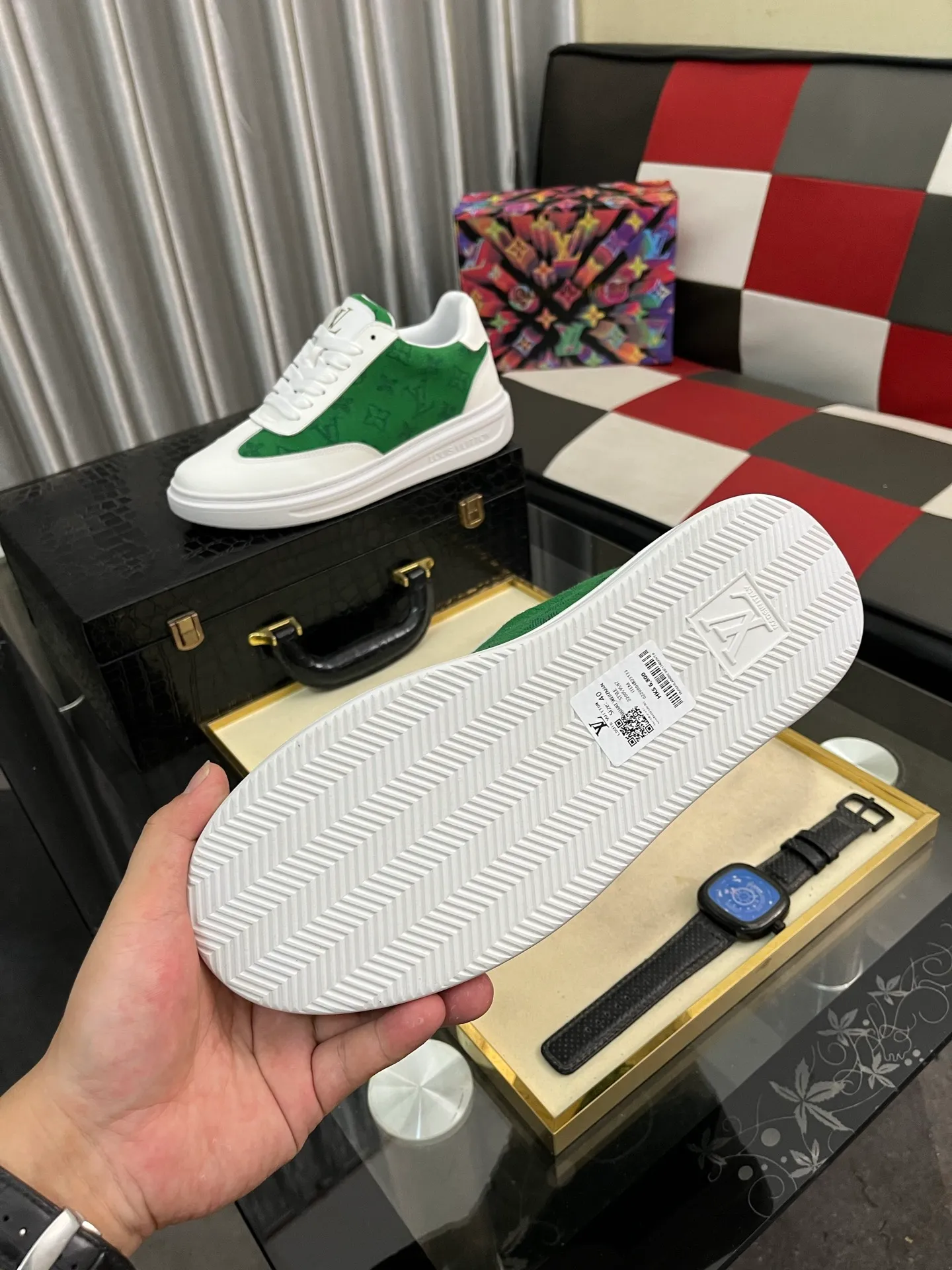 Men's shoes 💰540⌚️⌚️ Louis vuitton/LV Louis Vuitton 》Original quality.~ Unique modern style sneakers. 🏃A must-have casual shoe for trendy men😍😍 Original brand imported from Italy, imported original leather, sheep lining (refuses to discolor and grind feet) Sole: Original sole provided by the original factory, French lazy style design ⚠️Fit to the feet, original quality, super comfortable original sole. Code number: 38-445️⃣Colors available